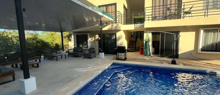 A la venta terreno con 4 apartamentos Playa San Juanillo