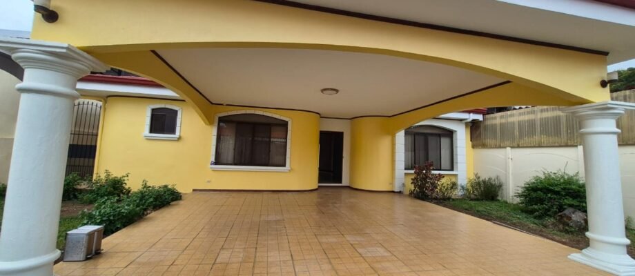 Exclusiva Casa en Venta en Residencial Los Tucanes – San Ramón
